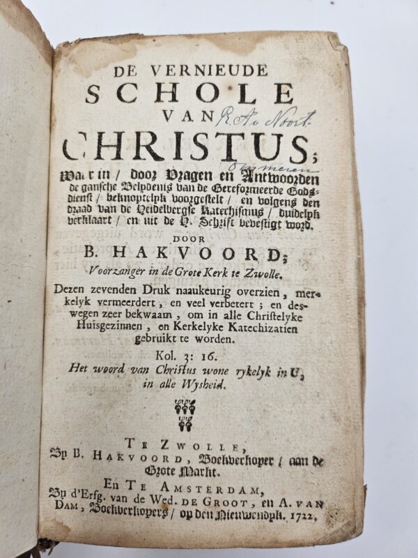 De Vernieude Schole van Christus. Waar in, door Vragen en Antwoorden de gansche Belydenis van de Gereformeerde Godsdienst, beknoptelyk voorgestelt, en volgens den draad van de Heidelbergse Katechismus, duidelyk verklaart, en uit de H. Schrift bevestigt word. Dezen zevenden Druk naaukeurig overzien, merkelyk vermeerdert, en veel verbetert, en deswegen zeer bekwaam, om in alle Christelyke Huisgezinnen, en Kerkelyke Katechizatien gebruikt te worden.