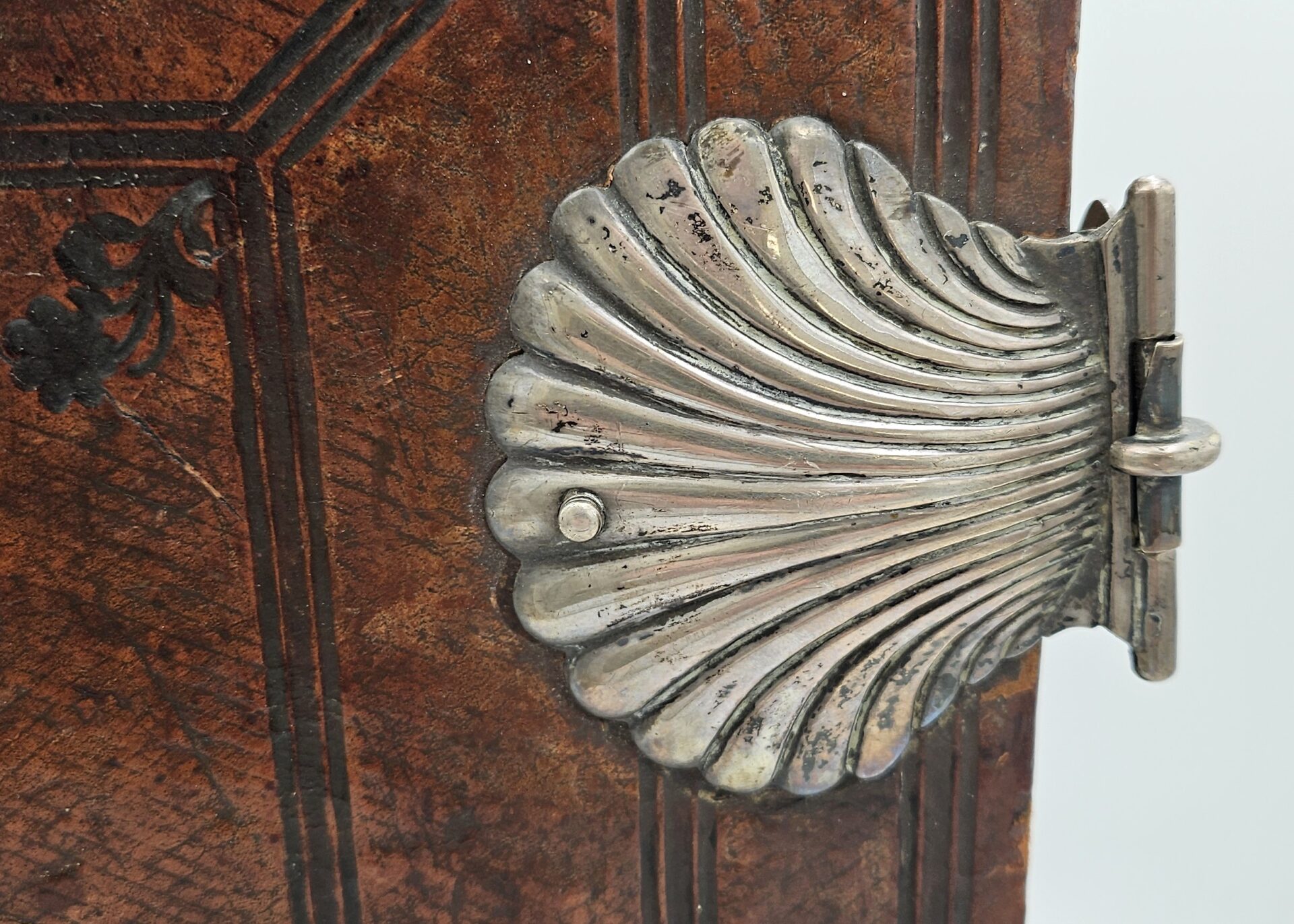 Dutch States-Bible, with silver clasps in the shape of a large shell and 252 engravings. – Bild 3